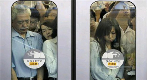 東京地鐵乘客過(guò)多導(dǎo)致玻璃被擠爆裂