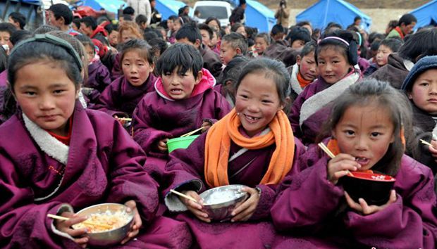 四川康定震災(zāi)區(qū)孩子們的午餐