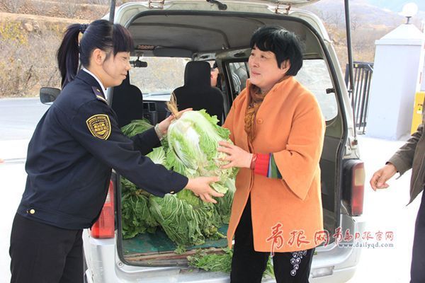 下葛社區(qū)尹主任代表80戶村民送來白菜