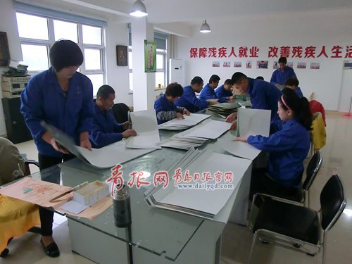 部分殘疾人在制作手提袋 部分殘疾人在制作手提袋