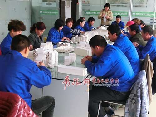 殘疾人在手工制作 殘疾人在手工制作