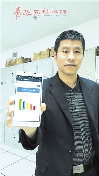 工作人員在展示嶗山企業(yè)誠(chéng)信查詢(xún)平臺(tái) 工作人員在展示嶗山企業(yè)誠(chéng)信查詢(xún)平臺(tái)