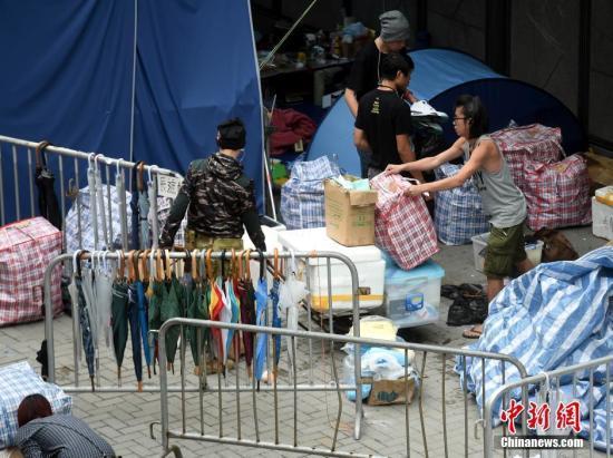 香港警方今日將全面清障 占中者內(nèi)部發(fā)生分歧