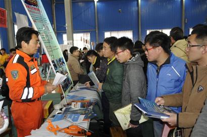 青島今年就業(yè)形勢(shì)嚴(yán)峻 研究生跟本科生搶飯碗