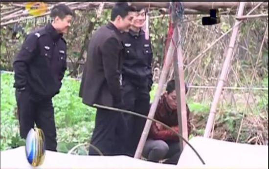 高中女生裸死菜地 辦案民警嬉笑聊天被處理