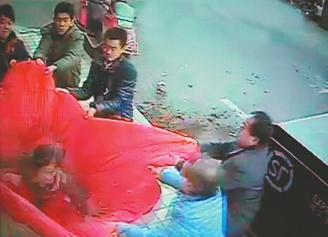 醉酒女從3層跳下 濟南“舉被哥”撐棉被接住跳樓女