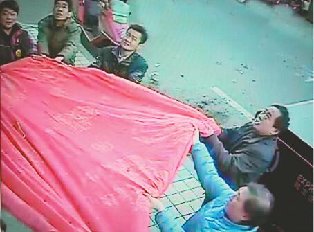 醉酒女從3層跳下 濟南“舉被哥”撐棉被接住跳樓女