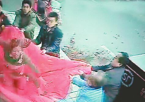 醉酒女從3層跳下 濟南“舉被哥”撐棉被接住跳樓女