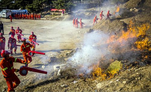 第一批趕到的消防員用風(fēng)力滅火機(jī)滅火