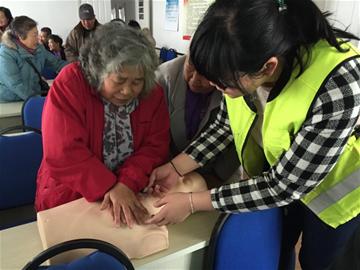 手把手教老年人學(xué)急救 專家：黃金6分鐘莫浪費