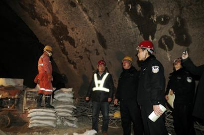 揭秘地鐵施工安保全過程 民警監(jiān)督爆破