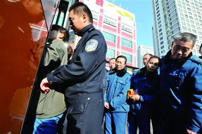 公交司機總結(jié)反扒暗語 發(fā)提示不動聲色