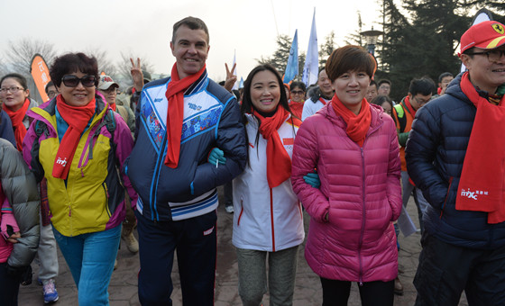 與奧運冠軍同行 青島毅行會引爆萬名市民健身熱情