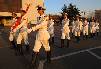 青大國旗班偷師天安門國旗護衛(wèi)隊