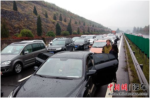 國內(nèi)多個城市搞突襲式汽車限購被指難改污染擁堵