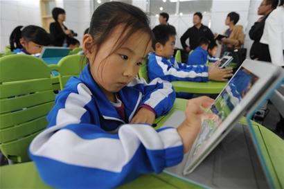 青島投10億加速教育信息化 學(xué)生用上電子書包