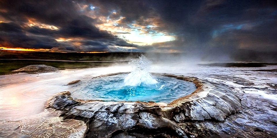 星際穿越？！實(shí)拍真實(shí)地球美景冰島上的間歇泉