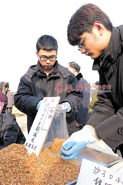 嶗山食藥監(jiān)局工作人員在對(duì)集市產(chǎn)品進(jìn)行檢測(cè) 嶗山食藥監(jiān)局工作人員在對(duì)集市產(chǎn)品進(jìn)行檢測(cè)