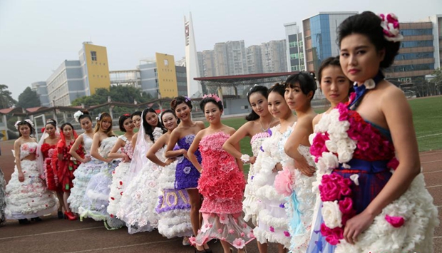 高校最美期末考 廢紙“變”婚紗