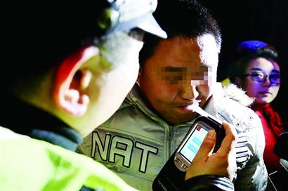 交警半小時(shí)查三名酒司機(jī) 均稱就喝兩三杯