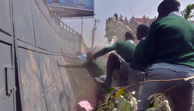 肯尼亞小學(xué)生推墻抗議操場縮小