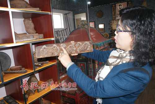 劉其華展示巧餅卡子