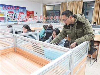 黃海學(xué)院電商創(chuàng)業(yè)班班主任指導(dǎo)學(xué)生分析網(wǎng)店后臺(tái)數(shù)據(jù) 黃海學(xué)院電商創(chuàng)業(yè)班班主任指導(dǎo)學(xué)生分析網(wǎng)店后臺(tái)數(shù)據(jù)