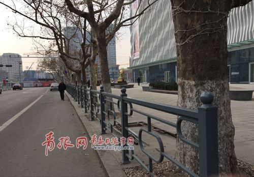 安裝護(hù)欄防車輛亂停、亂放 李村商圈精細(xì)化管理 先行試點 青島日報