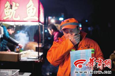 58歲環(huán)衛(wèi)工雪天烤火被辭退續(xù):公司撤銷決定(圖)