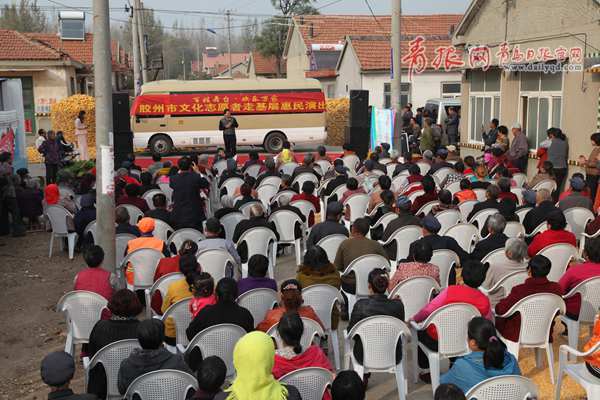 膠州文化志愿者 寒冬演出忙 服務(wù)