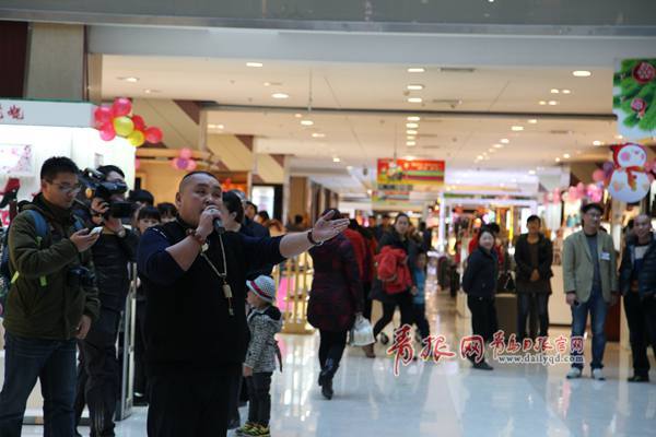 膠州文化志愿者 寒冬演出忙 服務(wù)