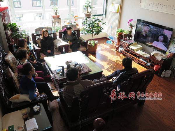 住進(jìn)新居后，村民孫?；ㄅc鄰居在家