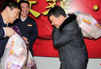 瘋狂年終獎：200萬獎金用麻袋背