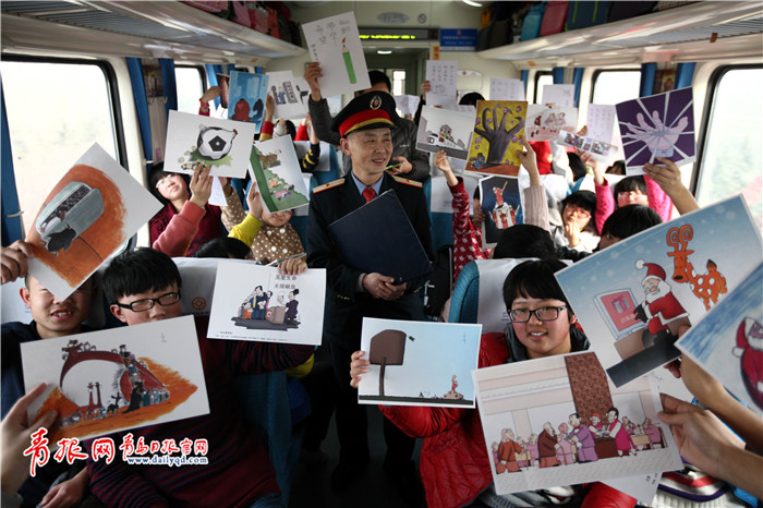 少數(shù)民族學(xué)生返鄉(xiāng) 感受家庭親情 少數(shù)民族學(xué)生返鄉(xiāng) 感受家庭親情