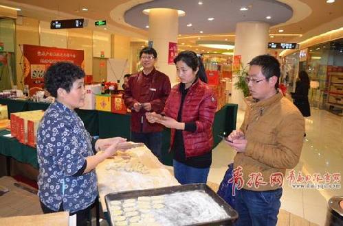 應(yīng)對(duì)“網(wǎng)上年集”沖擊，強(qiáng)化“體驗(yàn)經(jīng)濟(jì)”色彩 即墨：多家商超一起來搶“非遺”
