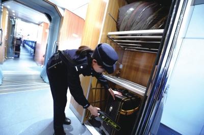 高鐵女乘警日巡查車廂240節(jié) 手機(jī)屏保設(shè)成時(shí)刻表