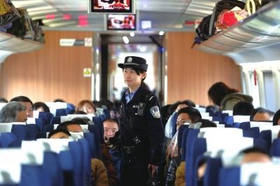 高鐵女乘警日巡查車廂240節(jié) 手機(jī)屏保設(shè)成時(shí)刻表