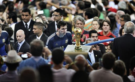 “梅西凝望世界杯”——中国85后摄影记者获荷赛大奖