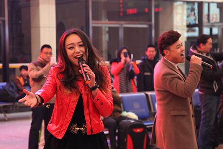 歌聲飄進火車站 送你回家過大年