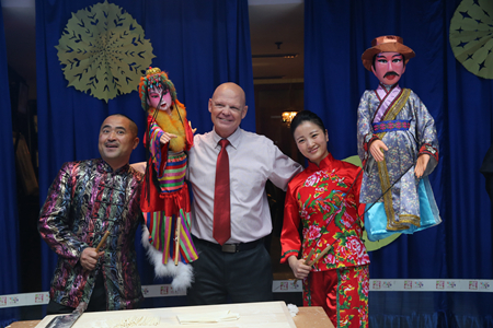 剪窗花印年畫 老外感受中國年