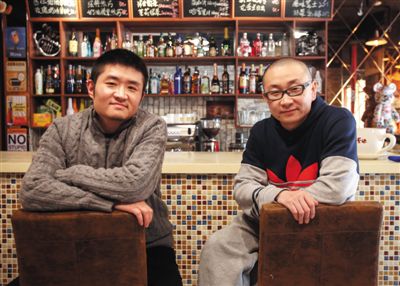 14日，西安交通大學(xué)路66號(hào)公路咖啡館，苗阜（左）、王聲（右）兩位青年相聲演員今年將第一次登上春晚舞臺(tái)。新京報(bào)實(shí)習(xí)生