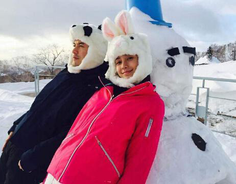 雪地浪漫合影大秀恩愛