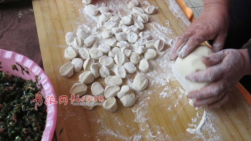 泰安過年，敬天祭祖是頭等大事，公雞雞頭要朝南，香爐里的香灰要換新，紙錢必須由家中男子打好。除了貼春聯(lián)、放鞭炮外，殺豬、炸綠豆丸子……把年貨備到正月初八，以饗親朋。家中有老人的，要擦拭老人相框，寓意新的一年，子孫為老人增福添壽。青島日報/青報網 胡相洋