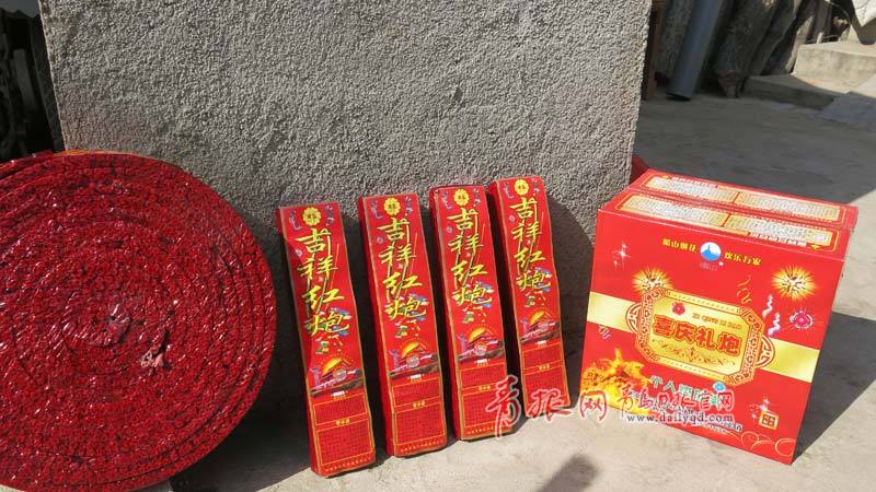 泰安過年，敬天祭祖是頭等大事，公雞雞頭要朝南，香爐里的香灰要換新，紙錢必須由家中男子打好。除了貼春聯(lián)、放鞭炮外，殺豬、炸綠豆丸子……把年貨備到正月初八，以饗親朋。家中有老人的，要擦拭老人相框，寓意新的一年，子孫為老人增福添壽。青島日報/青報網 胡相洋