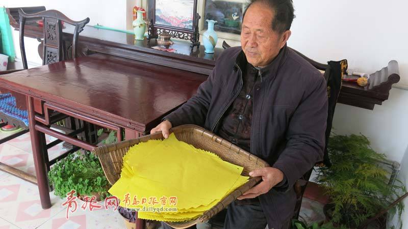 泰安過年，敬天祭祖是頭等大事，公雞雞頭要朝南，香爐里的香灰要換新，紙錢必須由家中男子打好。除了貼春聯(lián)、放鞭炮外，殺豬、炸綠豆丸子……把年貨備到正月初八，以饗親朋。家中有老人的，要擦拭老人相框，寓意新的一年，子孫為老人增福添壽。青島日報/青報網 胡相洋