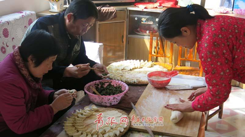 泰安過年，敬天祭祖是頭等大事，公雞雞頭要朝南，香爐里的香灰要換新，紙錢必須由家中男子打好。除了貼春聯(lián)、放鞭炮外，殺豬、炸綠豆丸子……把年貨備到正月初八，以饗親朋。家中有老人的，要擦拭老人相框，寓意新的一年，子孫為老人增福添壽。青島日報/青報網 胡相洋