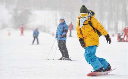 青島周邊興起八大滑雪場(chǎng)暖冬造雪成本翻番