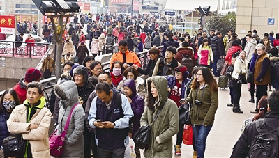 返程高峰火車站人流不斷