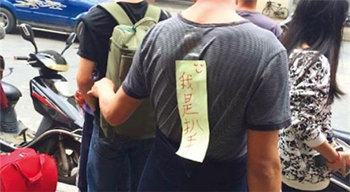 小偷背貼“我是扒手”渾然不覺 仍繼續(xù)行竊