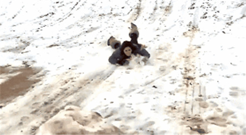 美國女記者節(jié)目中臉撞雪球笑容不改